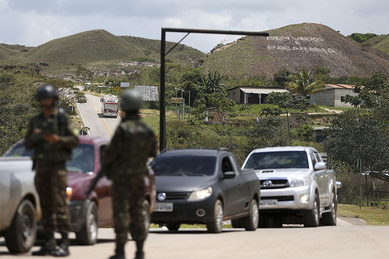 Militares em Pacaraima, na fronteira com a Venezuela: tensão com invasão pelos EUA (Foto: Marcelo Camargo/ABr)