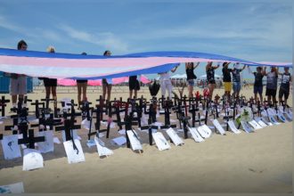 Manifestação contra assassinatos de pessoas trans e travestis em praia do Rio: Brasil lidera ranking mundial em assassinatos (Foto: Tomaz Silva/ABr)