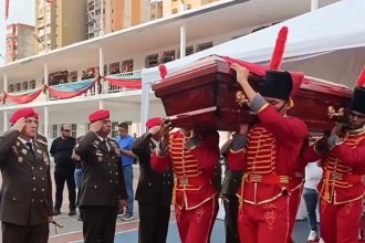 Policiais carregam caixão de vítima dos ataques dos EUA: mortes de civis (Foto: Ministerio del Poder Popular/Divulgação)