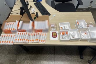Seringas e kits de aplicação do Mounjaro foram apreendidos pela polícia (Foto: Divulgação/PCAM)