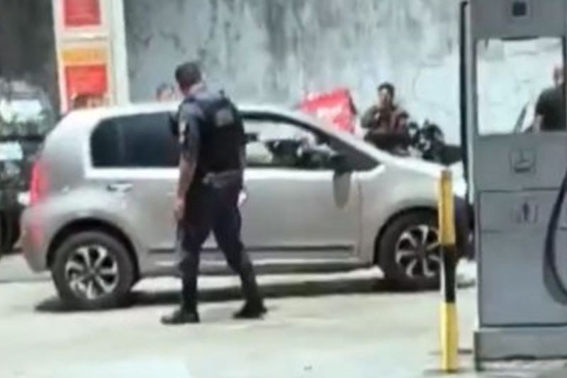 A vítima conseguiu conduzir o carro até um posto de gasolina e pediu ajuda (Foto: WhatsApp/Reprodução)