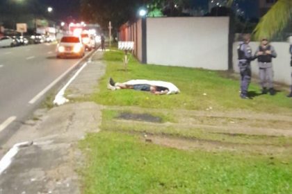 A vítima, um homem não identificado, teria tropeçado e caído contra a lateral do veículo (Foto: WhatsApp/Reprodução)