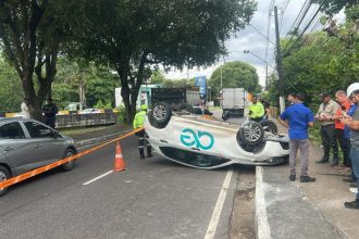 Por sorte, os cinco funcionários que estavam no veículo, incluindo o motorista, sofreram apenas escoriações (Foto: WhatsApp/Reprodução)