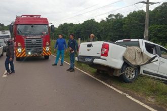 Picape Chevrolet S10 capotou no km 8 da rodovia AM-070 (Foto: WhatsApp/Reprodução)