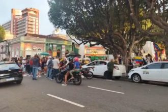 Venezuelanos que vivem em Manaus se reuniram no Largo de São Sebastião (Foto: WhatsApp/Reprodução)