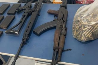 Segundo a Polícia Civil, foram apreendidos um fuzil AK-47 e um fuzil FAL (Foto: Divulgação/PCAM)