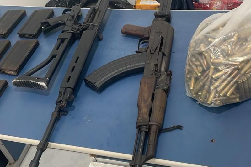 Segundo a Polícia Civil, foram apreendidos um fuzil AK-47 e um fuzil FAL (Foto: Divulgação/PCAM)