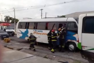 Micro-ônibus bateu em outro veículo e motorista e trabalhadores ficaram feridos (Foto: WhatsApp/Reprodução)