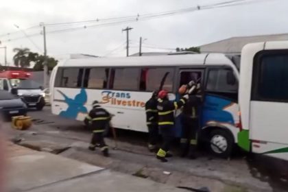 Micro-ônibus bateu em outro veículo e motorista e trabalhadores ficaram feridos (Foto: WhatsApp/Reprodução)