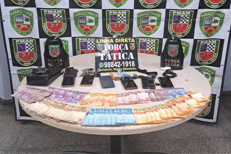 A Força Tática da Polícia Militar do Amazonas também apreendeu R$ 3 mil em dinheiro (Foto: Divulgação)