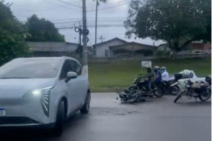 Segundo testemunhas, o motorista do carro tentou fazer um retorno proibido (Foto: WhatsApp/Reprodução)