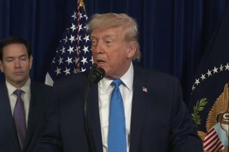 Donald Trump em entrevista a jornalistas (Foto: Reprodução/The White House)