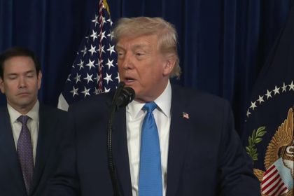 Donald Trump em entrevista a jornalistas (Foto: Reprodução/The White House)