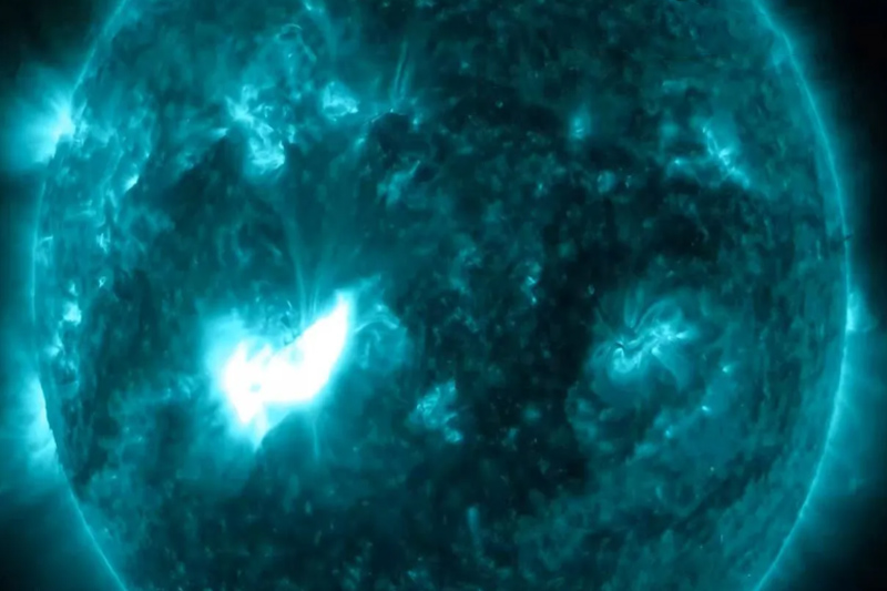 Mancha em branco é a erupção solar detectada por observatório (Foto: Nasa/Divulgação)