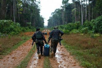 Militares usam combustível para explodir pista de pouso clandestina na Terra Indígena Yanomami | (Foto: Bruno Mancinelle/Casa de Governo)
