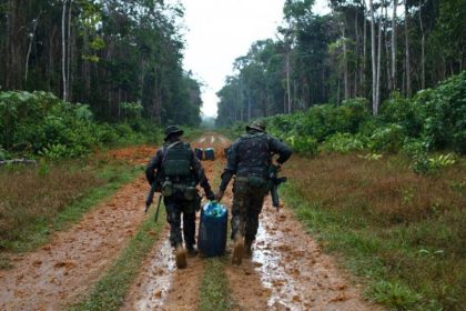 Militares usam combustível para explodir pista de pouso clandestina na Terra Indígena Yanomami | (Foto: Bruno Mancinelle/Casa de Governo)