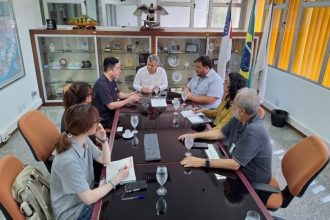 Bosco Saraiva com executivos chineses em reunião na Suframa: investimentos em Manaus (Foto: Divulgação/Suframa)