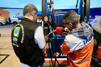 Técnicos do Inmetro e ANP verificam bico de bomba de combustível: fiscalização sobre qualidade (Foto: Inmetro/Divulgação)