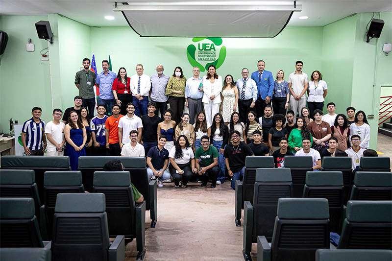 Estudantes são recebidos por professores e reitores da UEA (Foto: UEA/Divulgação)