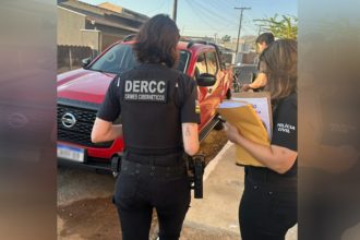 Agentes da Delegacia de Crimes Cibernéticos cumprem mandados de busca e apreensão (Foto: PC-GO/Divulgação/Instagram)
