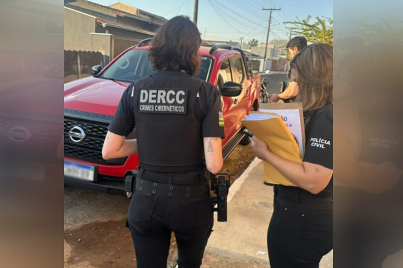 Agentes da Delegacia de Crimes Cibernéticos cumprem mandados de busca e apreensão (Foto: PC-GO/Divulgação/Instagram)