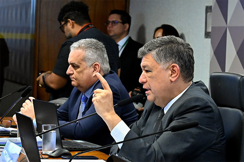 Alfredo Gaspar, autor do pedido de quebra de sigilos de Lulinha, e o presidente da CPMI, senador Carlos Viana (Foto: Waldemir Barreto/Agência Senado)