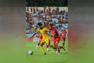 Lance de jogo: Amazonas (de amarelo) venceu e avança na Copa do Brasil (Foto: Luciano Lopes/Divulgação)