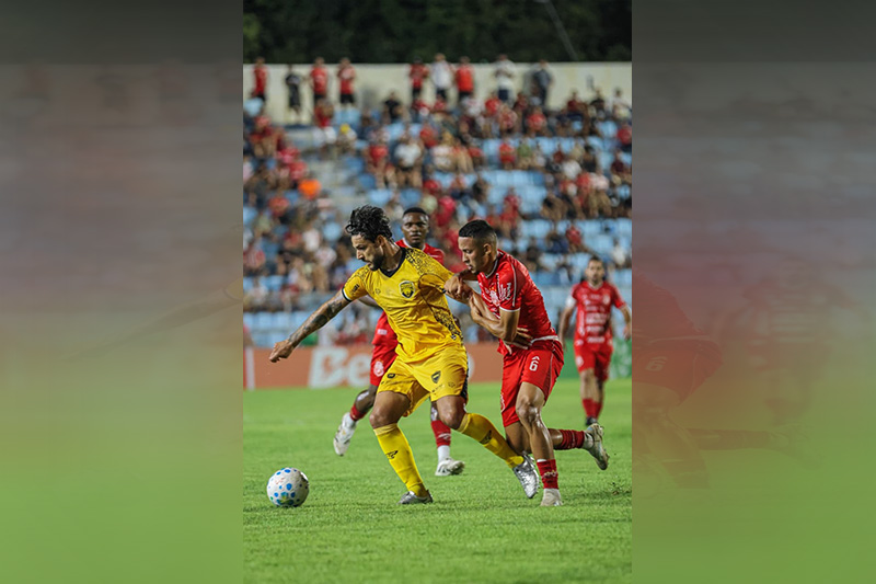 Lance de jogo: Amazonas (de amarelo) venceu e avança na Copa do Brasil (Foto: Luciano Lopes/Divulgação)