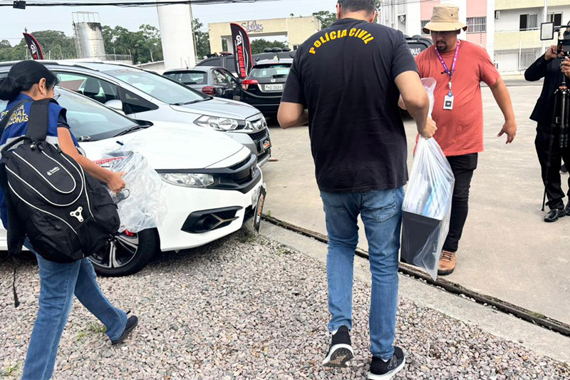 Policiais recolheram documentos e computador para serem periciados (Foto: PC-AM/Divulgação)
