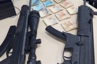 Armas e dinheiro foram apreendidos com suspeitos de agiotagem e extorsão (Imagem: G1/Reprodução/YouTube)