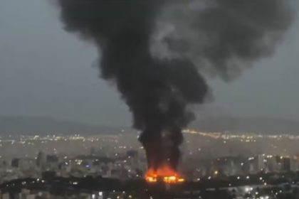 Explosão em Teerã: ataque coordenado dos EUA e Israel (Imagem: G1/YouTube/Reprodução)