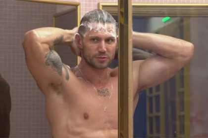 Jonas Sulzbach tomou banho nu no BBB 26 (Imagem: Globoplay/Reprodução)
