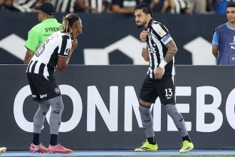 Danilo e Telles ao comemorarem gol na vitória do Botafogo pela Libertadores (Foto: Vitor Silva/Botafogo)