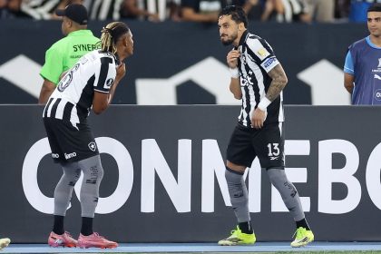 Danilo e Telles ao comemorarem gol na vitória do Botafogo pela Libertadores (Foto: Vitor Silva/Botafogo)