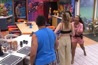 Sol (de rosa) se irritou com Milena e gerou briga generalizada no BBB 26 (Imagem: Globoplay/Reproduçã)