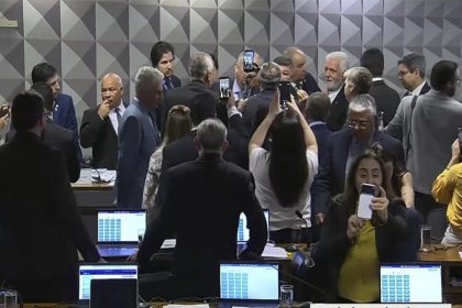 Confusão na CPMI do INSS após aprovação de quebra de sigilos (Imagem: TV Senado/Reprodução)