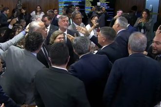 Confusão na CPMI do INSS após aprovação de quebra de sigilos (Imagem: TV Senado/Reprodução)