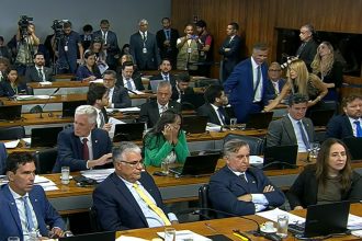 CPMI do INSS: acordo entre governistas e oposição barrar convocação de aliados de Lula e Bolsonaro (Imagem: TV Senado/Reprodução/YouTube)