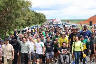 Deputado Nikolas Ferreira na caminhada com apoio de fãs: espetáculo midiático da política (Imagem: Instagram/@nikolasferreira/Reprodução)