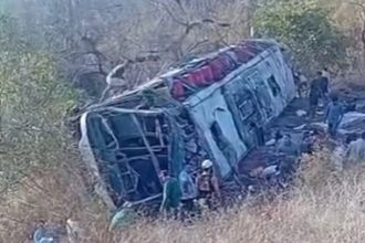 Ônibus ficou destruído. Veículo transportava 60 pessoas e 15 morreram (Foto: G1/YouTube/Reprodução)