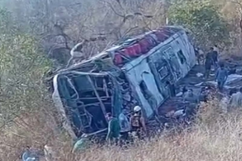 Ônibus ficou destruído. Veículo transportava 60 pessoas e 15 morreram (Foto: G1/YouTube/Reprodução)