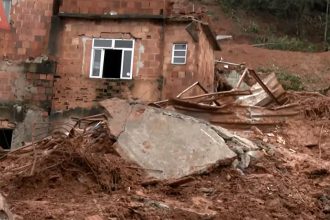 Deslizamento destriu e sotterou casas em Juiz de Fora: prefeitura ifnormou que são 16 mortos (Imagem: G1/YouTube/Reprodução)