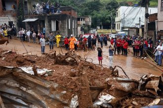 Deslizamento gerou acúmulo de lama em rua de Juiz de Fora (Foto: Tânia Rêgo/Agência Brasil)