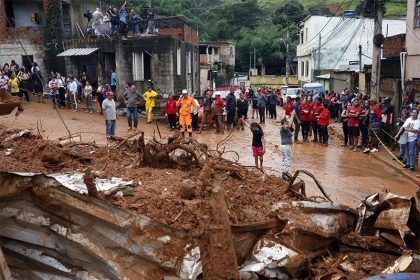 Deslizamento gerou acúmulo de lama em rua de Juiz de Fora (Foto: Tânia Rêgo/Agência Brasil)