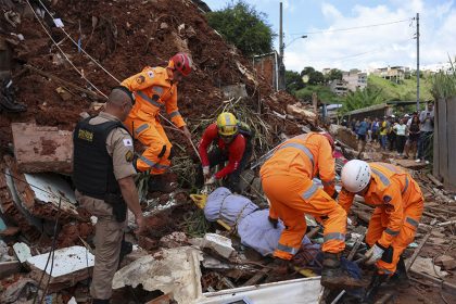 Bombeiros retiram corpo de morador de escombos em Juiz de Fora: desastre causado por chuvas intensas (Foto: Tomaz Silva/ABr)