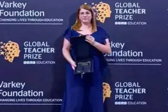 Débora Garofalo ao receber o prêmio 'Oscar da Educação': influência internacional (Imagem: YouTube/G1/Reprodução)