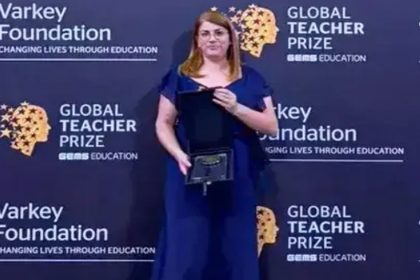 Débora Garofalo ao receber o prêmio 'Oscar da Educação': influência internacional (Imagem: YouTube/G1/Reprodução)
