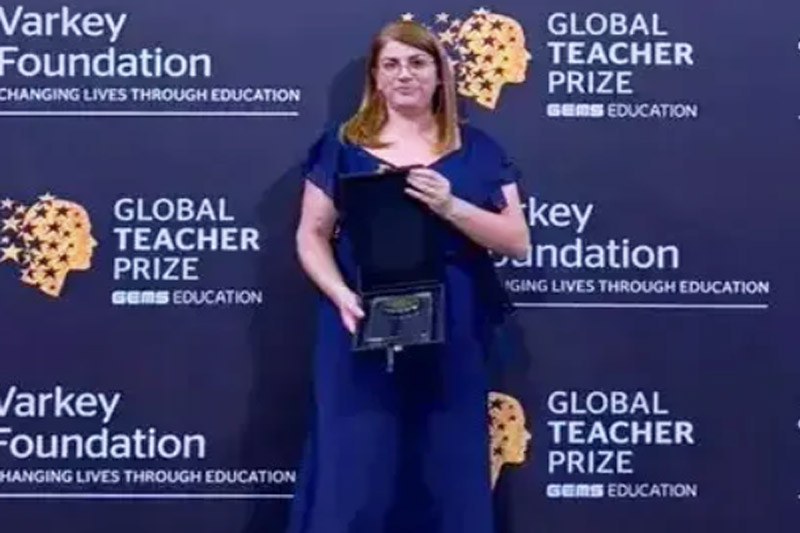 Débora Garofalo ao receber o prêmio 'Oscar da Educação': influência internacional (Imagem: YouTube/G1/Reprodução)