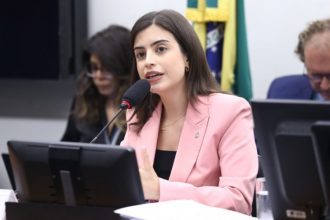 Deputada Tabata Amaral, autora da proposta, alega que exame revitimiza a mulher (Foto: Vinicius Loures/Agência Câmara)