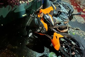 As vítimas estavam em uma motocicleta quando foram atingidas por um carro que estaria participando de “racha” (Foto: WhatsApp/Reprodução)